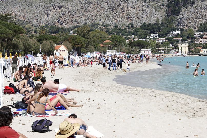 Turistas en una playa italiana. 