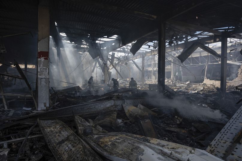 Des secouristes recherchent des victimes après qu'un missile russe ait frappé un supermarché à Kostiantynivka, dans la région de Donetsk, en Ukraine, le vendredi 9 août 2024.