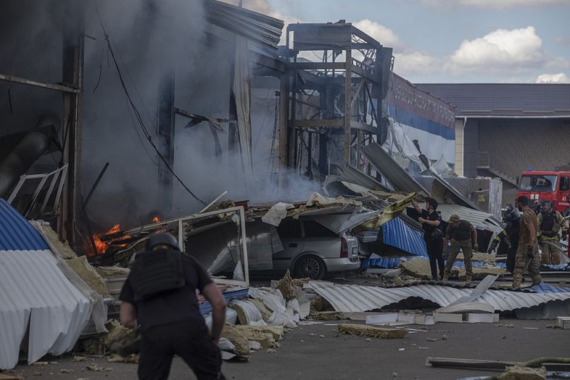 Des secouristes recherchent des victimes après qu'un missile russe a frappé un supermarché à Kostiantynivka, dans la région de Donetsk, en Ukraine, le vendredi 9 août 2024. 