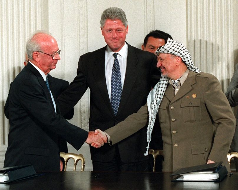 Jitzak Rabin, Bill Clinton amerikai elnök és Jasszer Arafat 1995 november 4-én (a háttérben Hoszni Mubarak egyiptomi elnök)