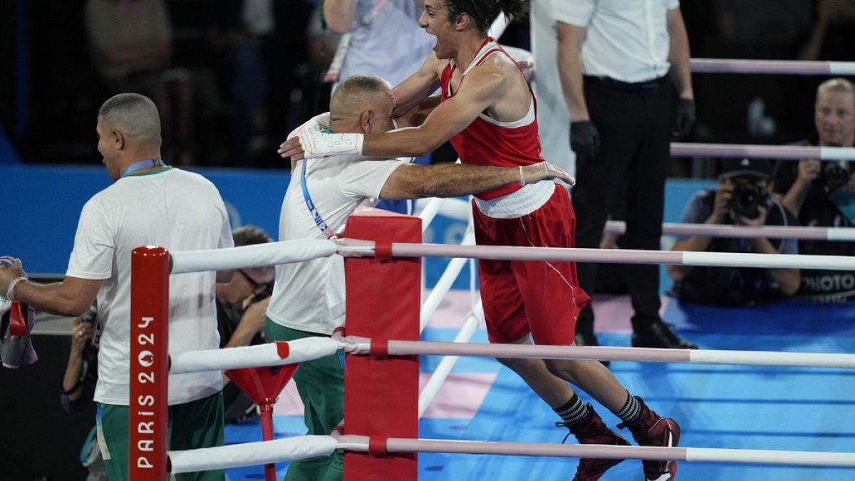 Die Algerierin Imane Khelif feiert ihren Sieg über die Chinesin Yang Liu im Boxfinale der Frauen bis 66 kg