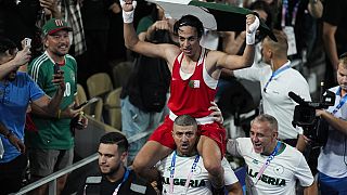 L'Algérienne Imane Khelif célèbre sa victoire sur la Chinoise Yang Liu lors de la finale de boxe féminine des 66 kg.