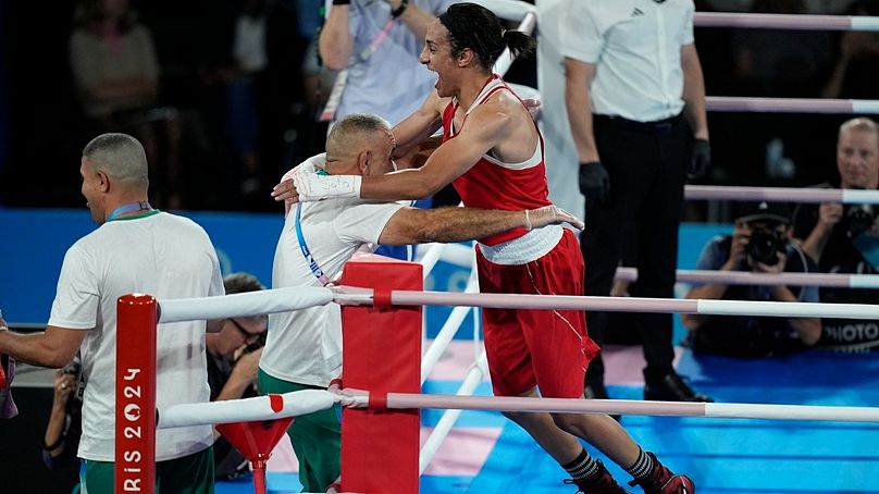 La argelina Imane Khelif celebra su victoria sobre la china Yang Liu en la final femenina de boxeo de 66 kg. 