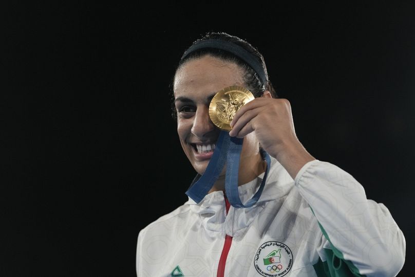 Die algerische Boxerin Imane Khelif zeigt stolz ihre Goldmedaille bei den Frauen in der 66-kg-Klasse in Paris.   10.August 2024