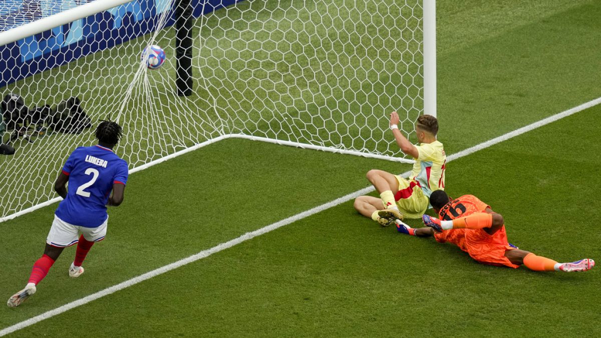 El español Fermín López, en el centro de la imagen, marca el segundo gol de su selección durante el partido por la medalla de oro de fútbol masculino entre Francia y España.