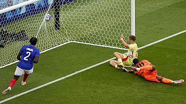 El español Fermín López, en el centro de la imagen, marca el segundo gol de su selección durante el partido por la medalla de oro de fútbol masculino entre Francia y España.