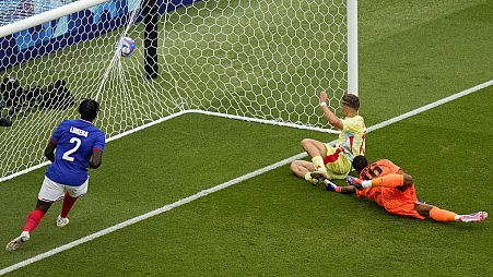 El español Fermín López, en el centro de la imagen, marca el segundo gol de su selección durante el partido por la medalla de oro de fútbol masculino entre Francia y España.