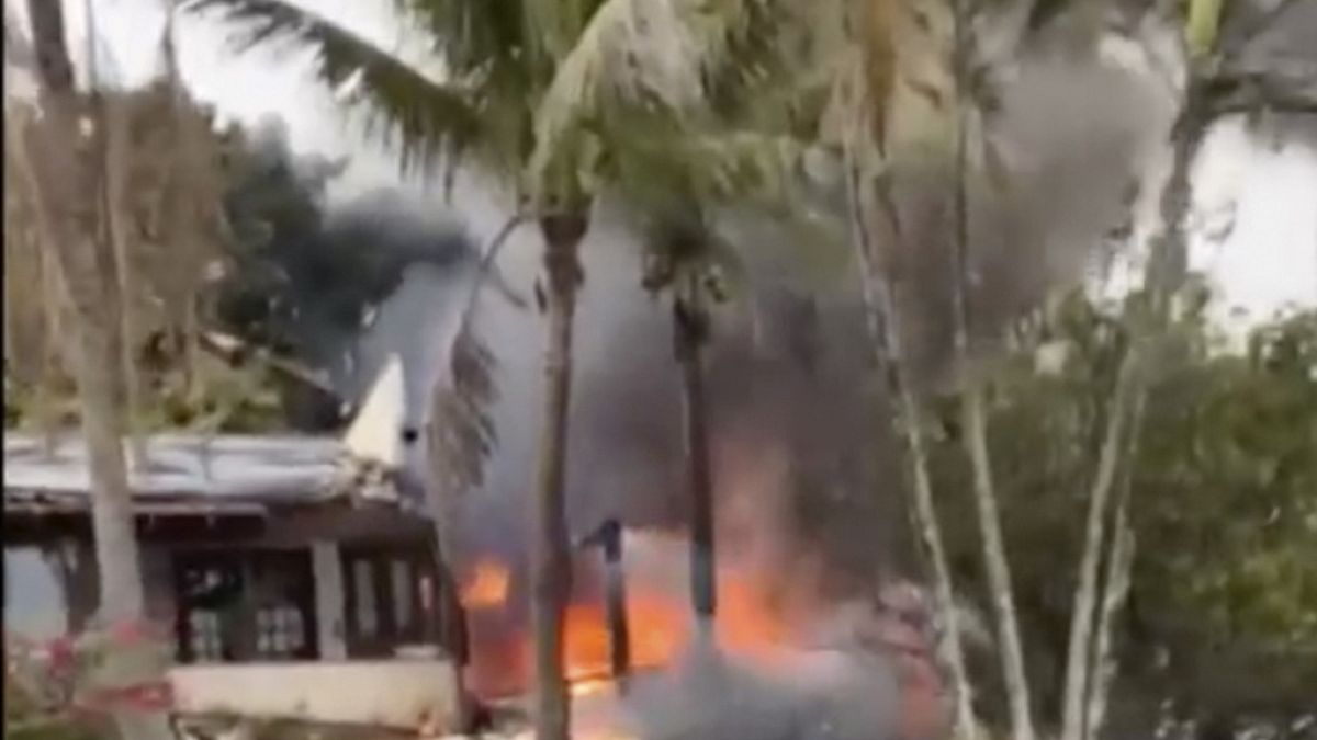 Esta captura de vídeo muestra el fuego procedente de un avión que se estrelló junto a una casa en Vinhedo, estado de São Paulo, Brasil, el viernes 9 de agosto de 2024.