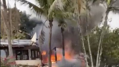 Esta captura de vídeo muestra el fuego procedente de un avión que se estrelló junto a una casa en Vinhedo, estado de São Paulo, Brasil, el viernes 9 de agosto de 2024.