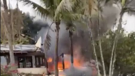 Esta captura de vídeo muestra el fuego procedente de un avión que se estrelló junto a una casa en Vinhedo, estado de São Paulo, Brasil, el viernes 9 de agosto de 2024.