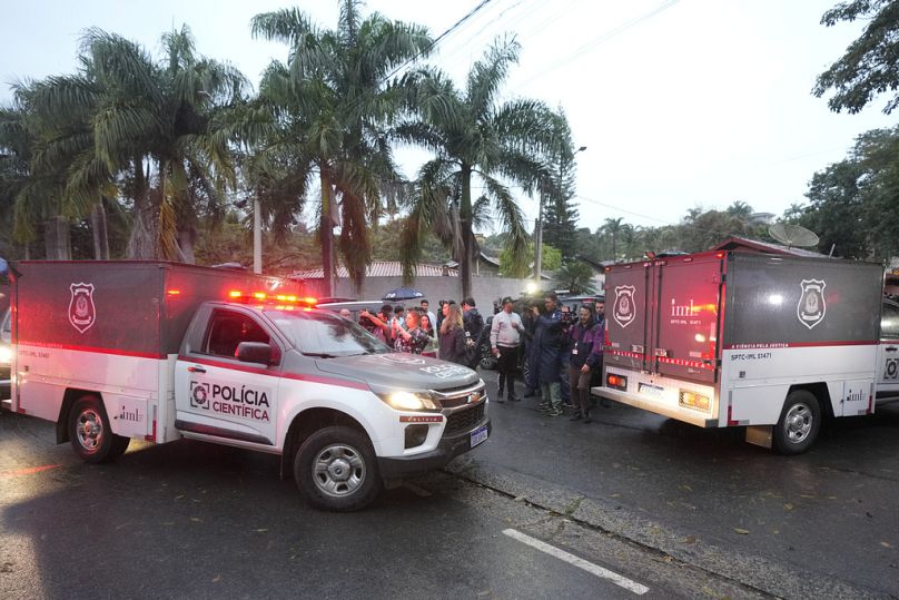 Veículos da polícia usados para transportar corpos chegam ao condomínio fechado onde um avião caiu em Vinhedo, estado de São Paulo, Brasil, sexta-feira, 9 de agosto de 2024. (