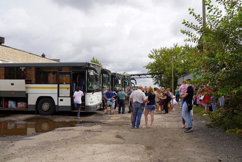 Sur cette photo publiée par le gouvernement de la région de Koursk le vendredi 9 août 2024, des parents se rassemblent avec leurs enfants qui partent vers la région de Moscou.