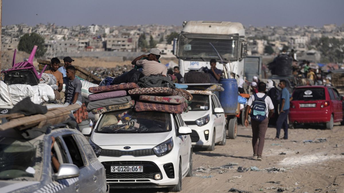 Palestinianos fogem da zona de Khan Younis, na Faixa de Gaza, na sequência das ordens de evacuação dos militares israelitas, que afirmam que as suas forças irão em breve operar nessa zona, quinta-feira, 8 de agosto de 2024.