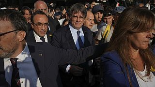 Le leader indépendantiste catalan et ancien président Carles Puigdemont arrive pour s'adresser à ses partisans afin d'assister au débat d'investiture près du parlement catalan