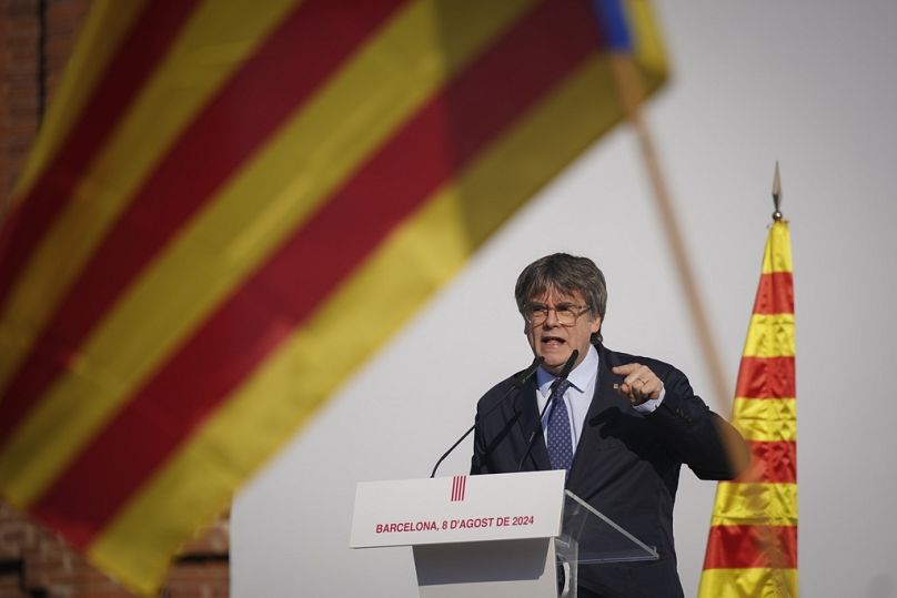 Le leader indépendantiste catalan et ancien président Carles Puigdemont s'adresse à ses partisans après son arrivée près du parlement catalan.