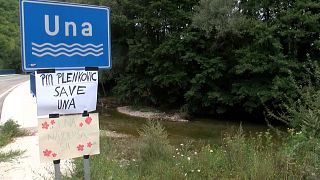 Cartelli per la tutela delle sorgenti del fiume Una in Croazia