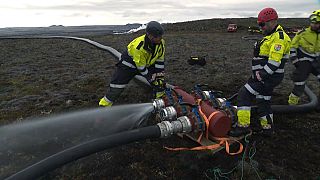 Feuerwehrleute testen das neue System zum Löschen der Lava