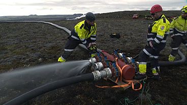 Bomberos prueban el nuevo sistema de apagar la lava