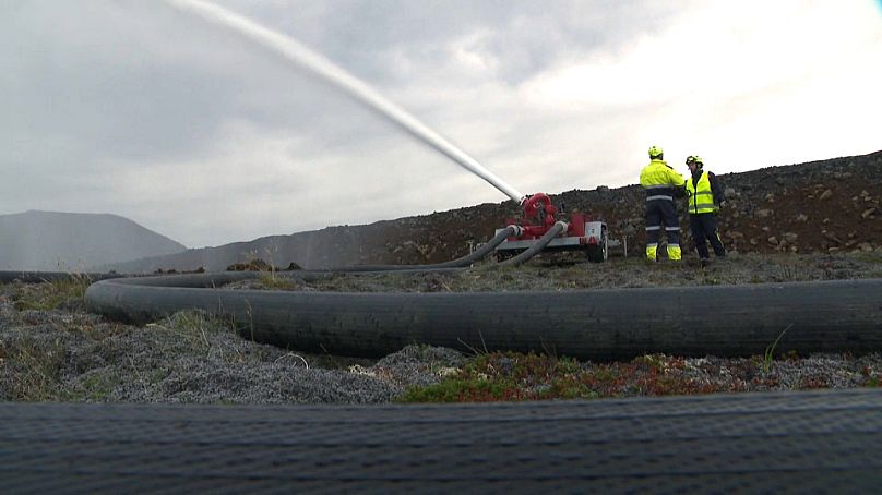 Bomberos probando el nuevo sistema para apagar la lava