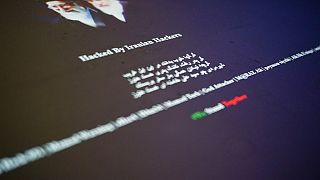 June 8, 2017 (Arquivo). A página inicial vandalizada de um site saudita apresenta slogans em língua farsi e as palavras "Hacked by Iranian Hackers"