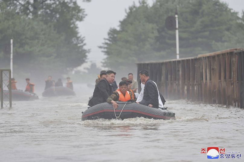 الزعيم الكوري الشمالي كيم جونغ أون يتفقد منطقة متضررة من الفيضانات في مدينة سينويجو بمقاطعة فيونغان الشمالية في كوريا الشمالية يوم الاثنين 29 يوليو 2024