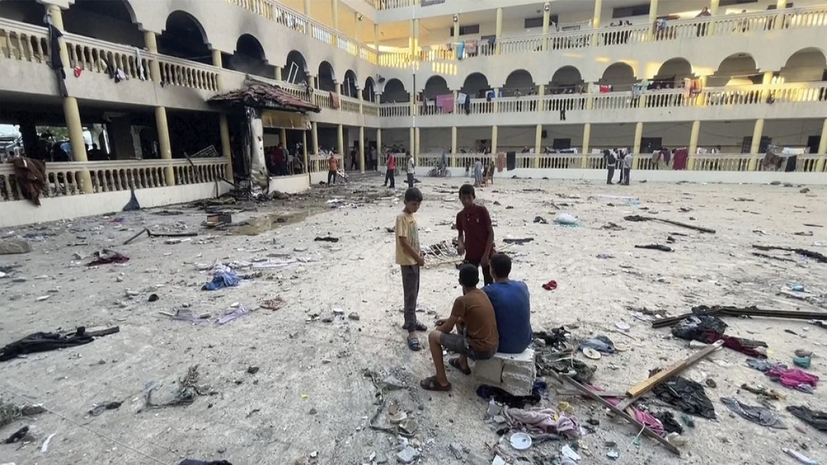 O pátio da escola de Tabeen, no centro de Gaza, explodiu após um ataque aéreo israelita no sábado, 10 de agosto de 2024. 