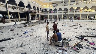 O pátio da escola de Tabeen, no centro de Gaza, explodiu após um ataque aéreo israelita no sábado, 10 de agosto de 2024. 