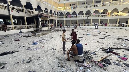 Patio de una escuela tras una ataque israelí