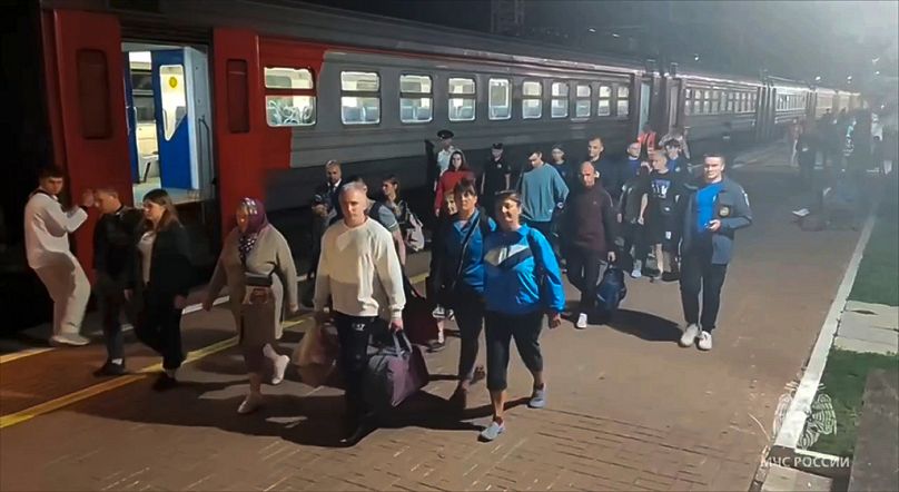 Sur cette photo publiée par le ministère russe des Situations d'urgence le vendredi 9 août 2024, des habitants de la région de Koursk arrivent à la gare de Toula.