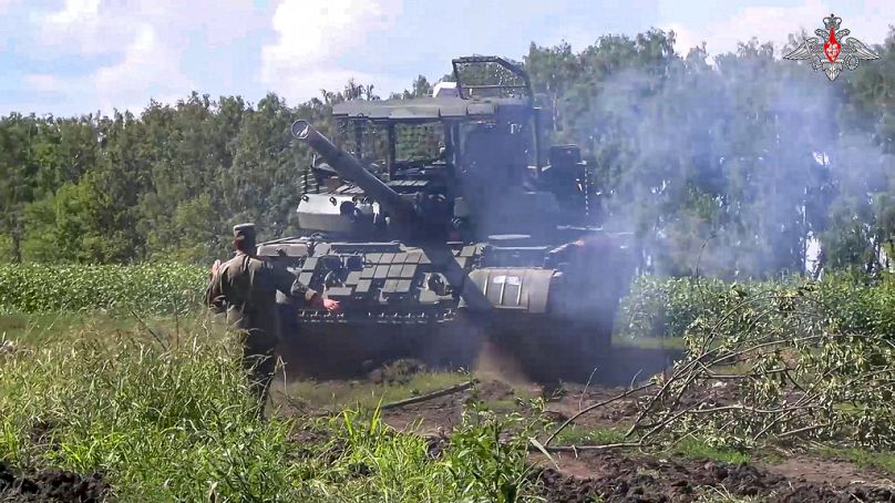 Sur cette photo tirée d'une vidéo publiée par le ministère russe de la Défense le samedi 10 août 2024, un char de l'armée russe prend position dans la région de Koursk.