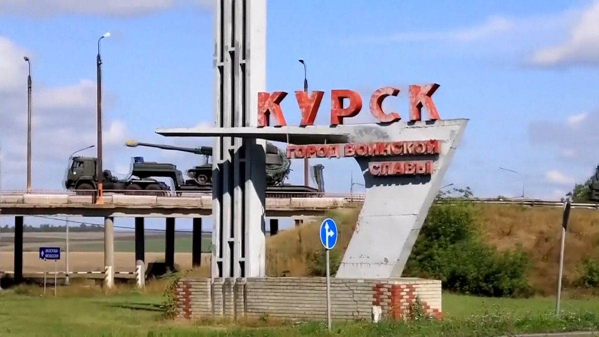 Un char à l'arrière d'un camion transporté dans le territoire russe de Koursk, selon des images du ministère russe de la défense récemment publiées et datant du 10 août 2024. 