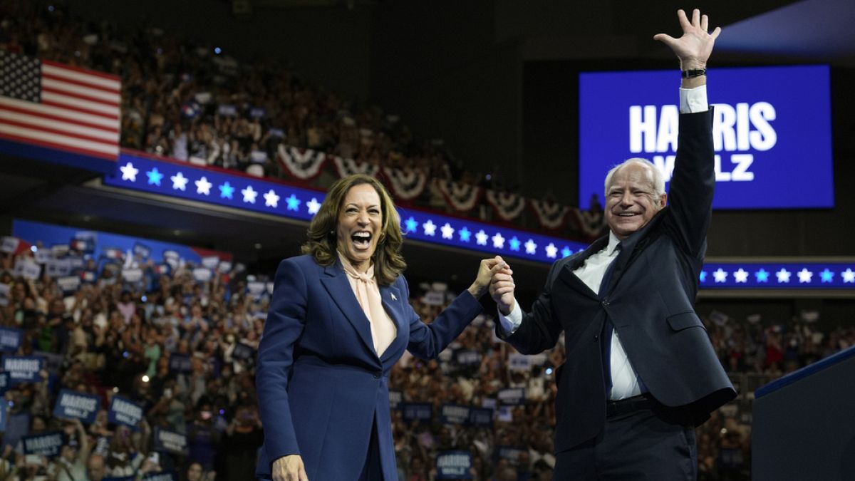 Tim Walz demokrata alelnökjelölt, a háttérben Kamala Harris elnökjelölt a philadelphiai nagygyűlésen, 2024. augusztus 6-án