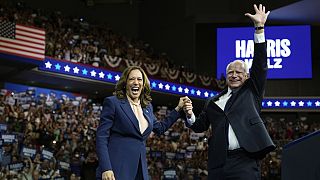 Tim Walz demokrata alelnökjelölt, a háttérben Kamala Harris elnökjelölt a philadelphiai nagygyűlésen, 2024. augusztus 6-án