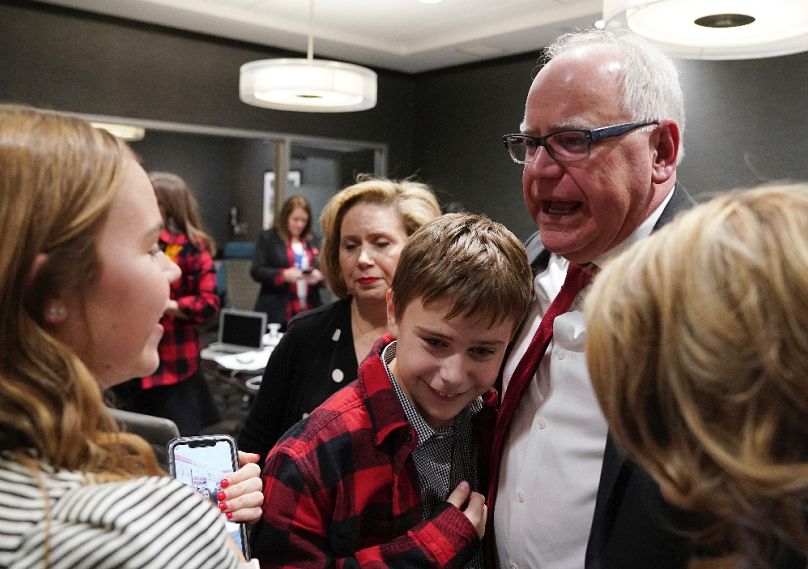 Tim Walz első kormányzói megválasztása után 2018-ban, balra lánya, Hope, őt fia, Gus öleli, a háttérben pedig felesége, Gwen