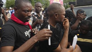 Des Nigérians rendent hommage aux manifestants morts par balles