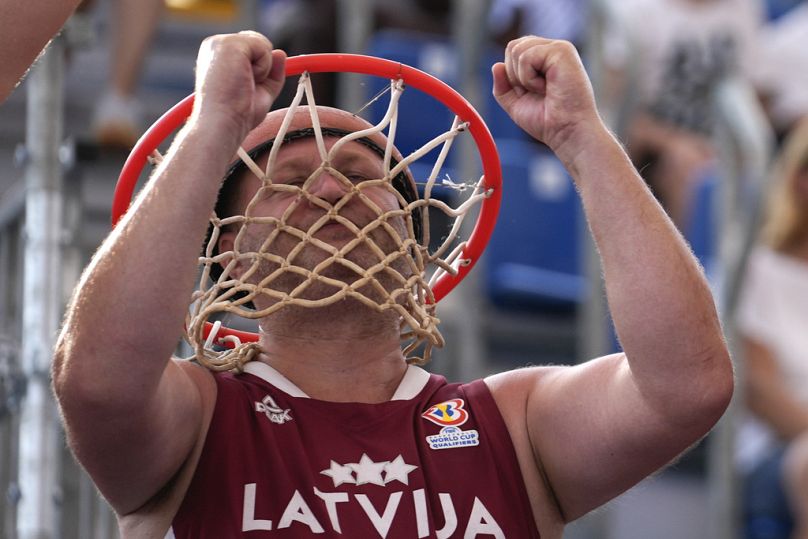 Lett szurkoló kosárral a fején egy 3x3-as kosárlabda meccsen