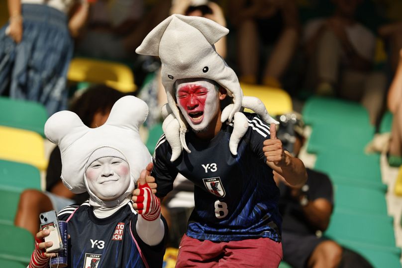 Japán szurkolók a Japán-Izrael futballmérkőzésen a La Beaujoire stadionban