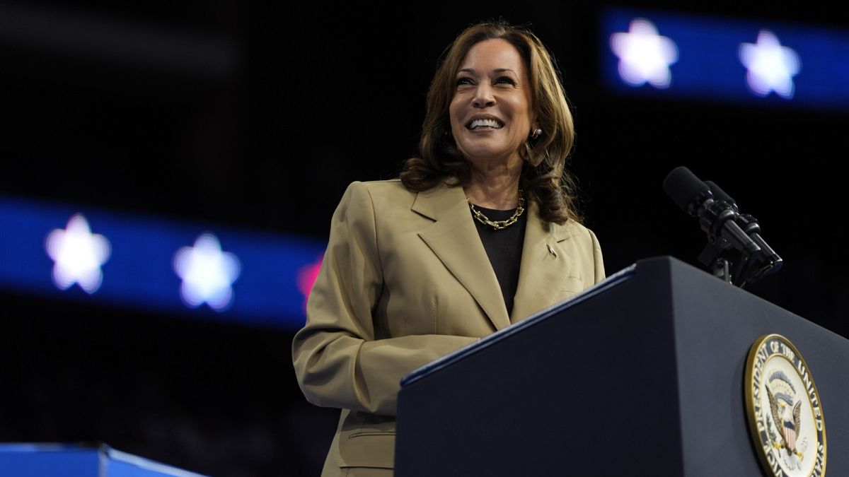 Kamala Harris egy arizonai kampányrendezvényen