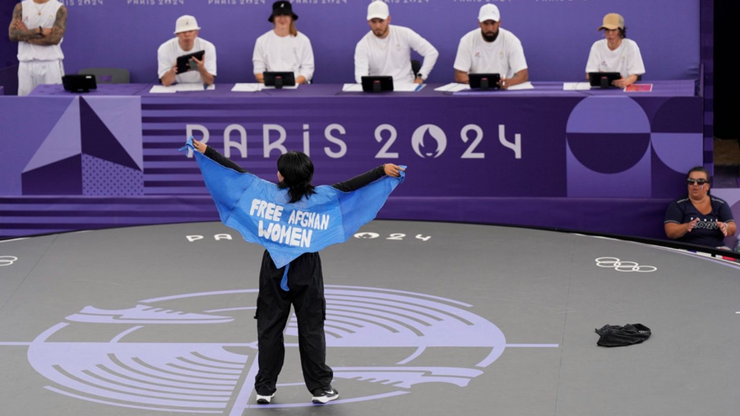 Paris Olympics Afghan refugee breaker disqualified for wearing Free Afghan Women cape Euronews