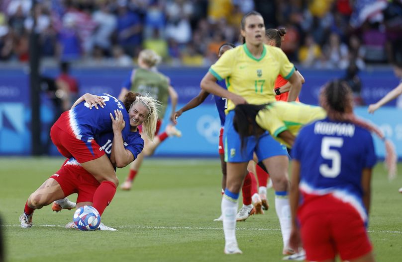 Lindsey Horan, de Estados Unidos, en el centro, celebra con sus compañeras de equipo tras ganar el partido por el oro de fútbol femenino entre Brasil y EE.UU. 10/08/24