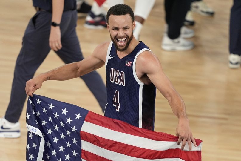 Stephen Curry, da equipa americana, celebra a conquista da medalha de ouro contra a França nos Jogos Olímpicos de Paris