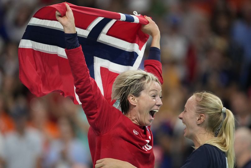 Norwegens Torhüterin Katrine Lunde (links) feiert den Sieg nach dem Handballspiel um die Goldmedaille zwischen Norwegen und Frankreich bei den Olympischen Sommerspielen 2024.