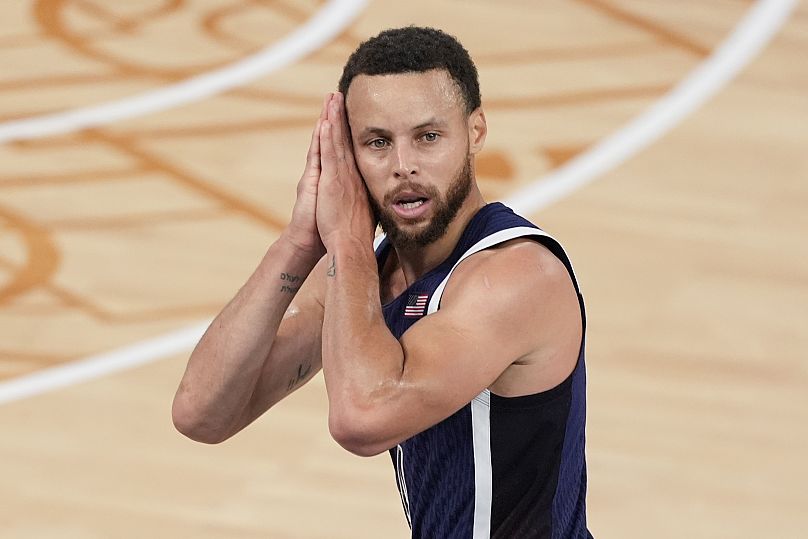 Curry sembra dire "andate tutti a letto" dopo l'ennesimo canestro da tre punti nella finale olimpica di basket vinta sabato a Parigi contro la Francia