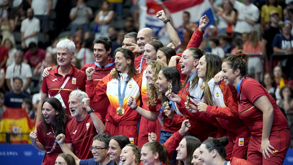 El equipo de waterpolo femenino luciendo sus medallas de oro