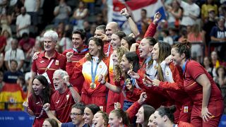 El equipo de waterpolo femenino luciendo sus medallas de oro