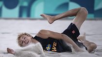 Der Schwede David Ahman beim Beachvolleyball-Finale zwischen Schweden und Deutschland bei den Olympischen Sommerspielen 2024, 10. August 2024