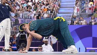 A australiana Rachael Gunn, conhecida como B-Girl Raygun, compete durante o Round Robin Battle na competição de breaking no Parque Urbano La Concorde, em Paris