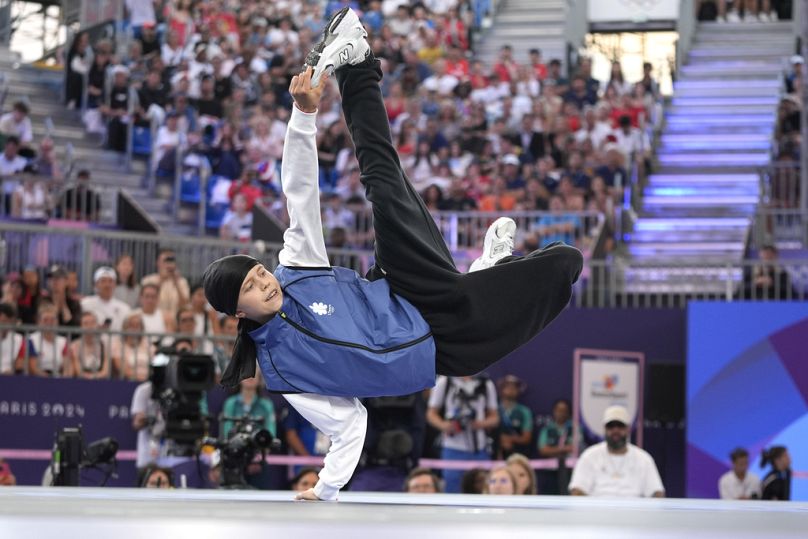 La lituana Dominika Banevic, conocida como B-Girl Nicka, compite en los cuartos de final de la competición de breaking en el Parque Urbano La Concorde en París.