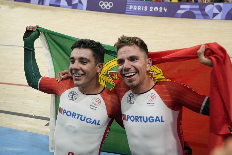 Iuri Leitão (esq.) e Rui Oliveira (dir.) celebram conquista da medalha de ouro em ciclismo.