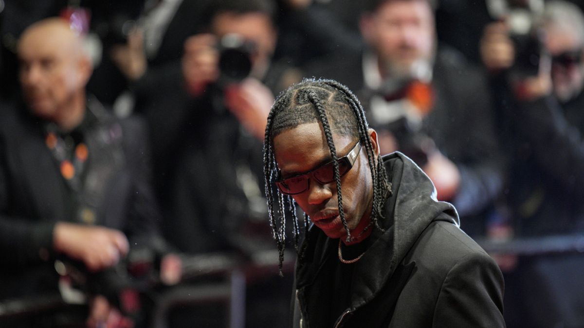 ABD'li rap müzik sanatçısı Travis Scott, Cannes'da kırmızı halı üzerinde yürüyor, 22 Mayıs 2023